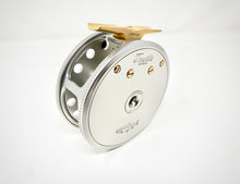 Carica l'immagine nel visualizzatore di Gallery, VR Design Fly Reel Trutta Perfetta 3'1/2'' Clear Silver , Brass Hardware